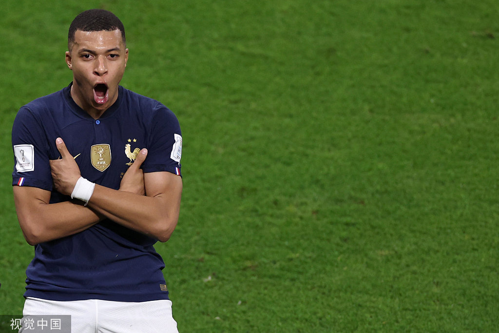 日本大姐们“穿衣诀窍”：服饰宽松自如，裙摆轻拂脚踝，优雅得体迷人